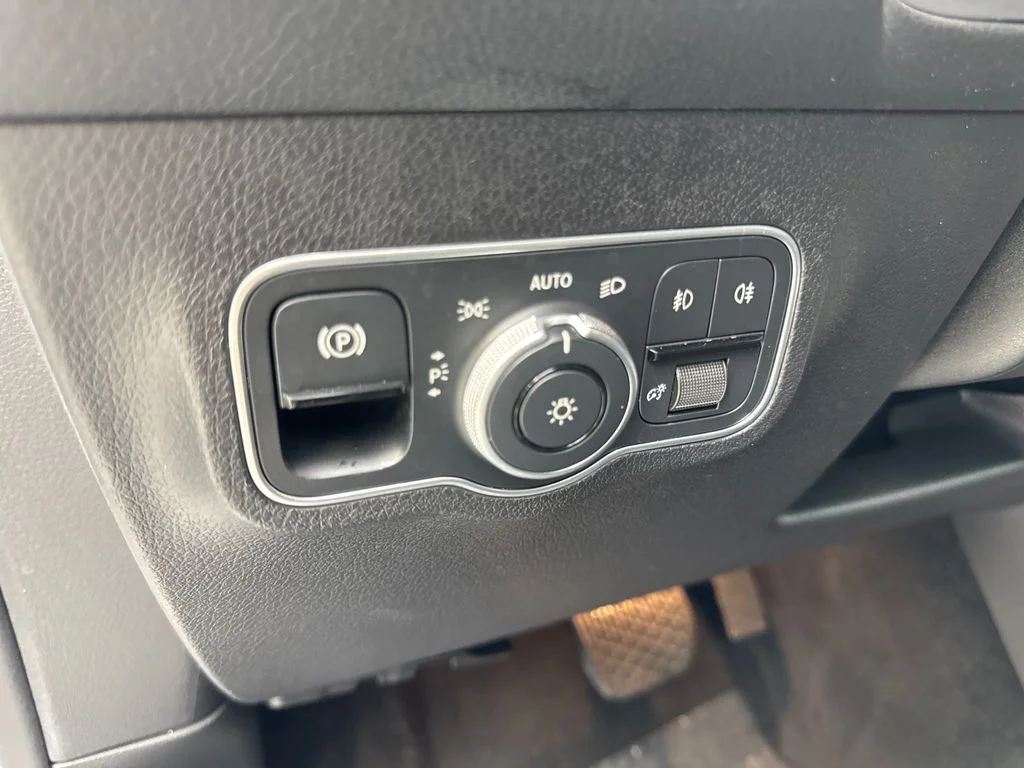 Used 2025 White Mercedes-Benz GLB 250 image 54