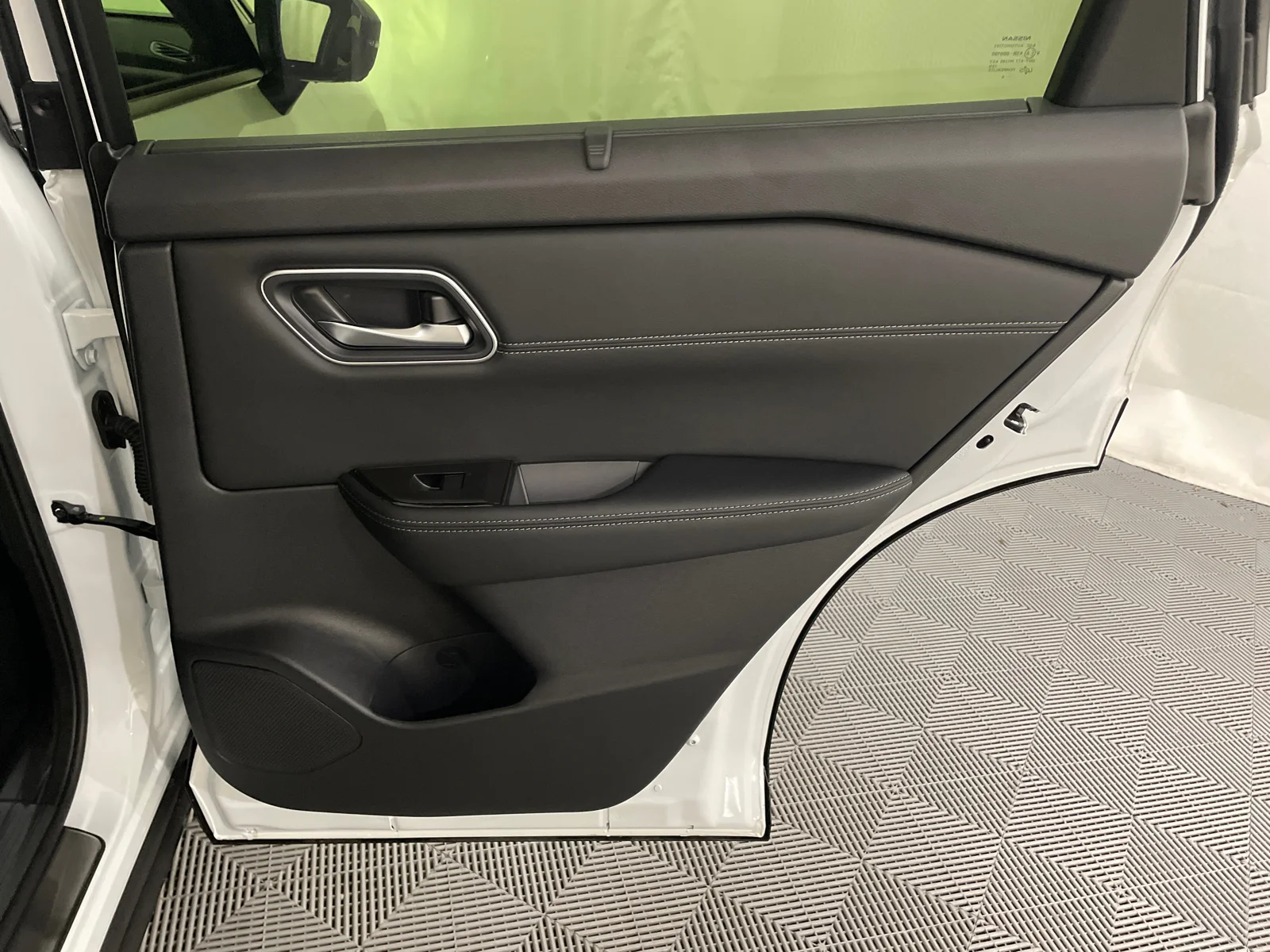 New 2026 Everest White Pearl/Super Black Nissan Platinum image 28