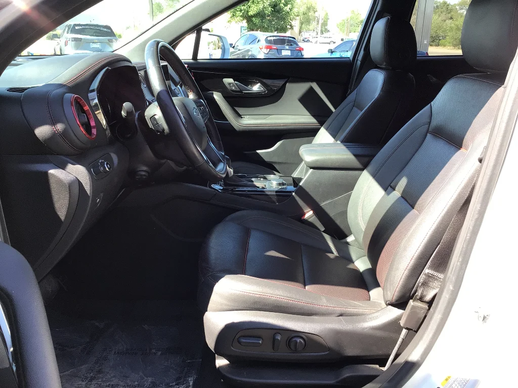 Used 2022 Iridescent Pearl Tricoat Chevrolet RS image 12