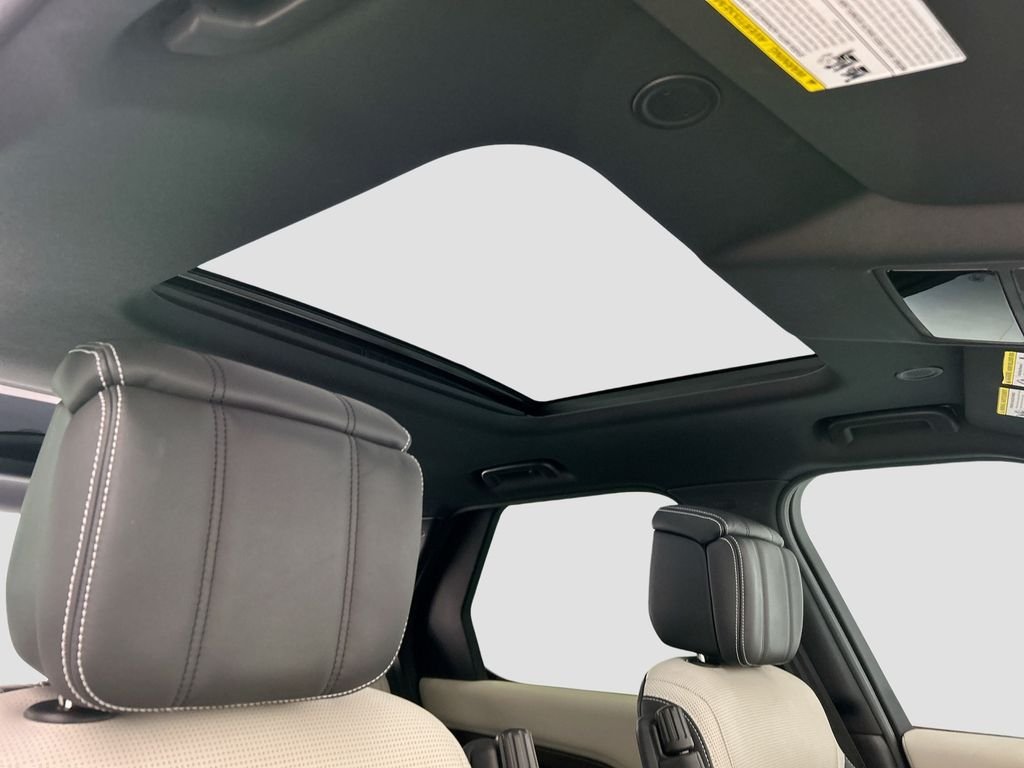 Used 2024 Fuji White Land Rover Dynamic SE image 17