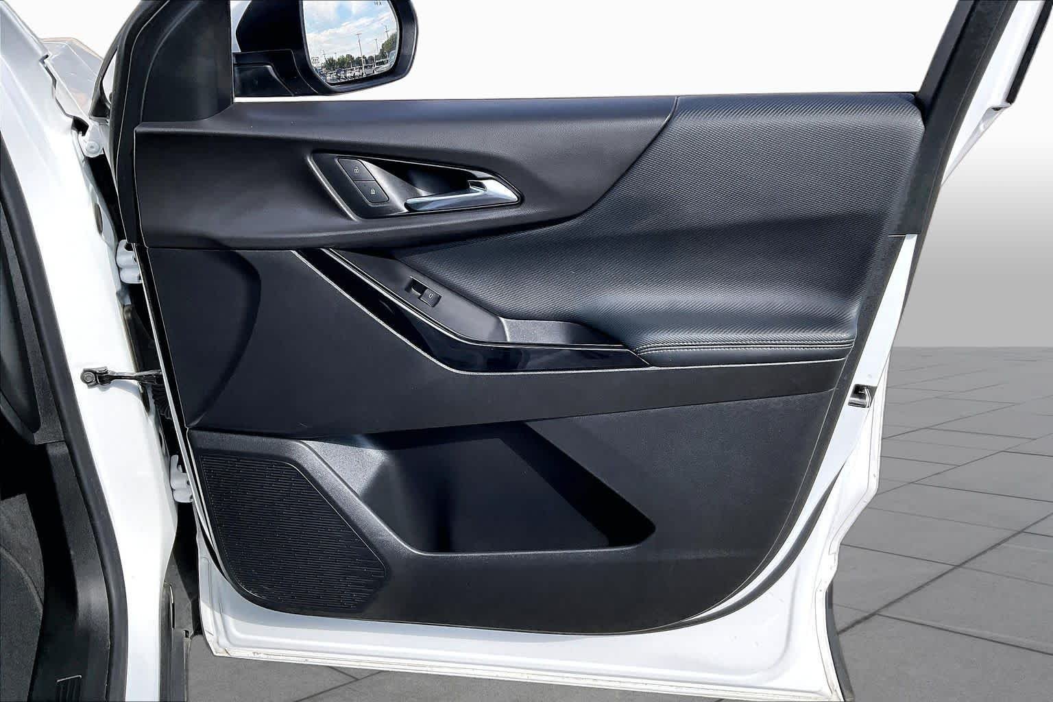 Used 2025 Summit White Chevrolet FWD LT image 21
