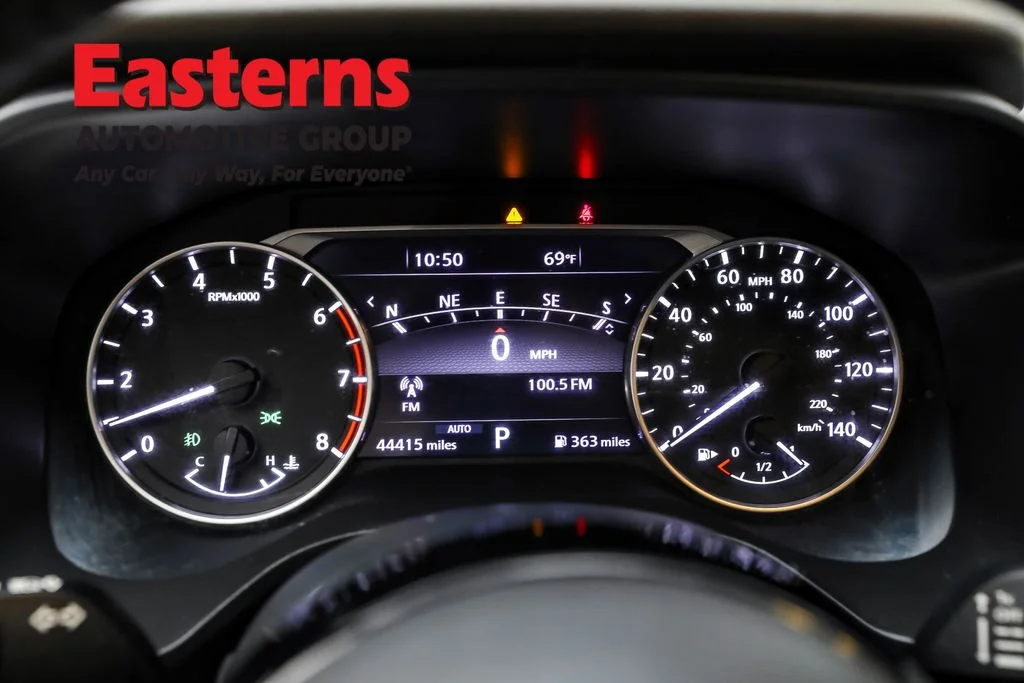 Used 2022 Silver Nissan SL image 18