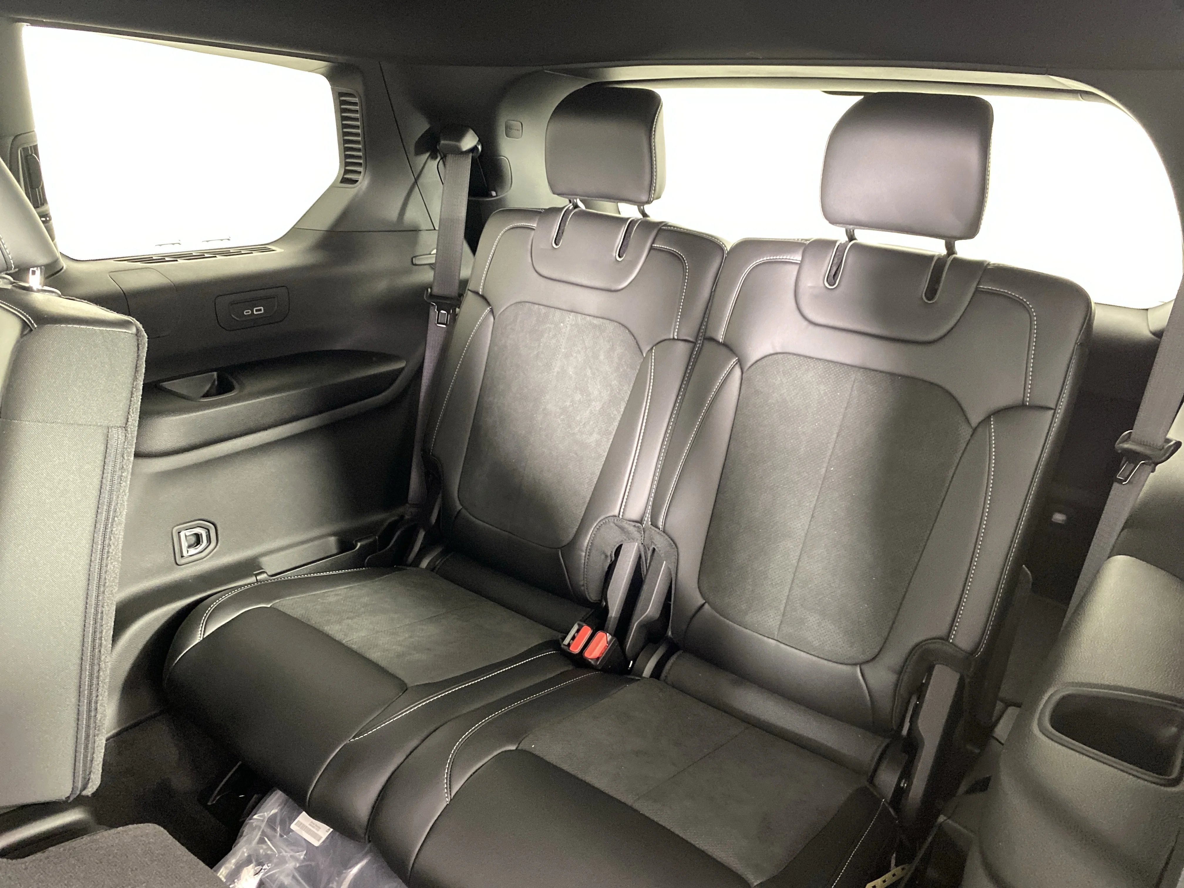 New 2026 Bright White Clear-Coat Exterior Paint Jeep Laredo image 31