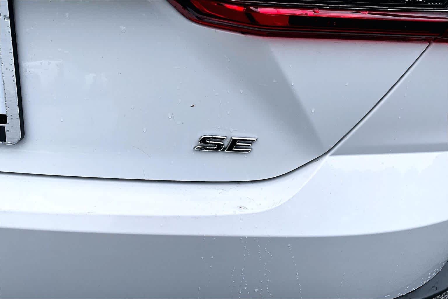 Used 2025 Ice Cap Toyota SE image 10