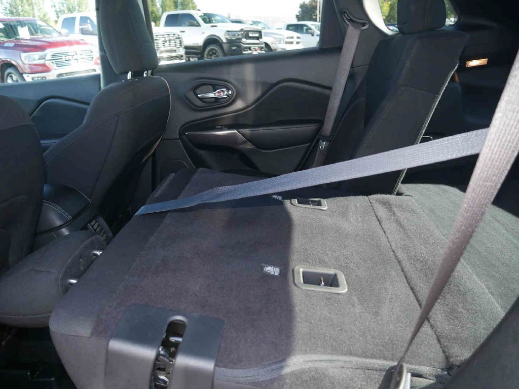 Used 2021 Silver Jeep Latitude image 12