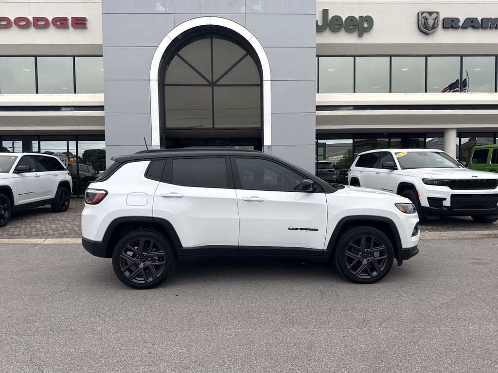 New 2026 Bright White Clear-Coat Exterior Paint Jeep Limited image 5