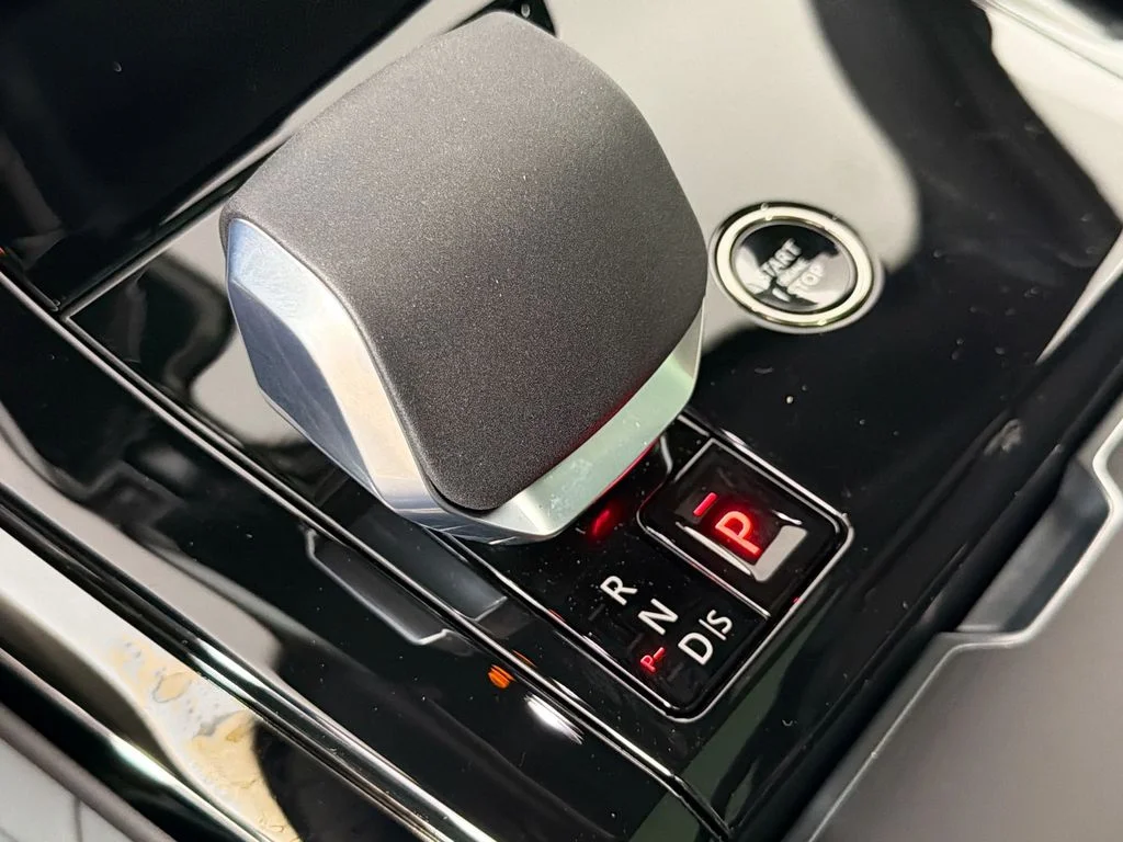 New 2026 Fuji White Land Rover Dynamic SE image 17