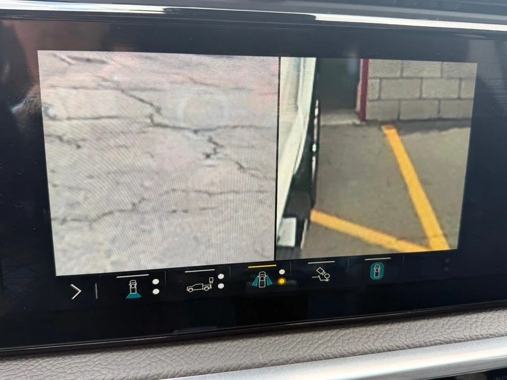 Used 2023 White GMC Denali image 31