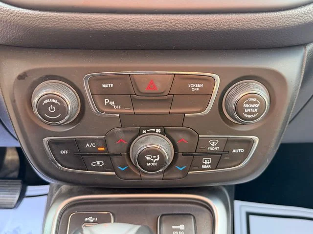 Used 2019 White Jeep Latitude image 18