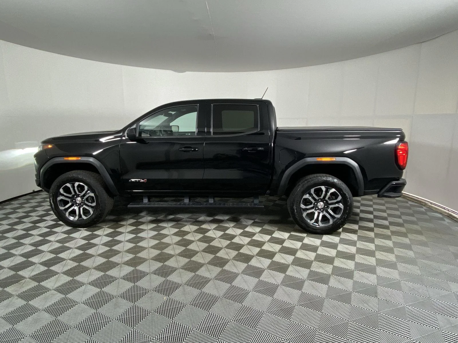 Used 2024 Onyx Black GMC 4WD AT4 image 4