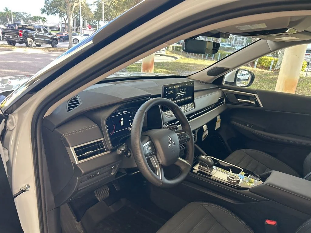 New 2026 White Mitsubishi SE image 6