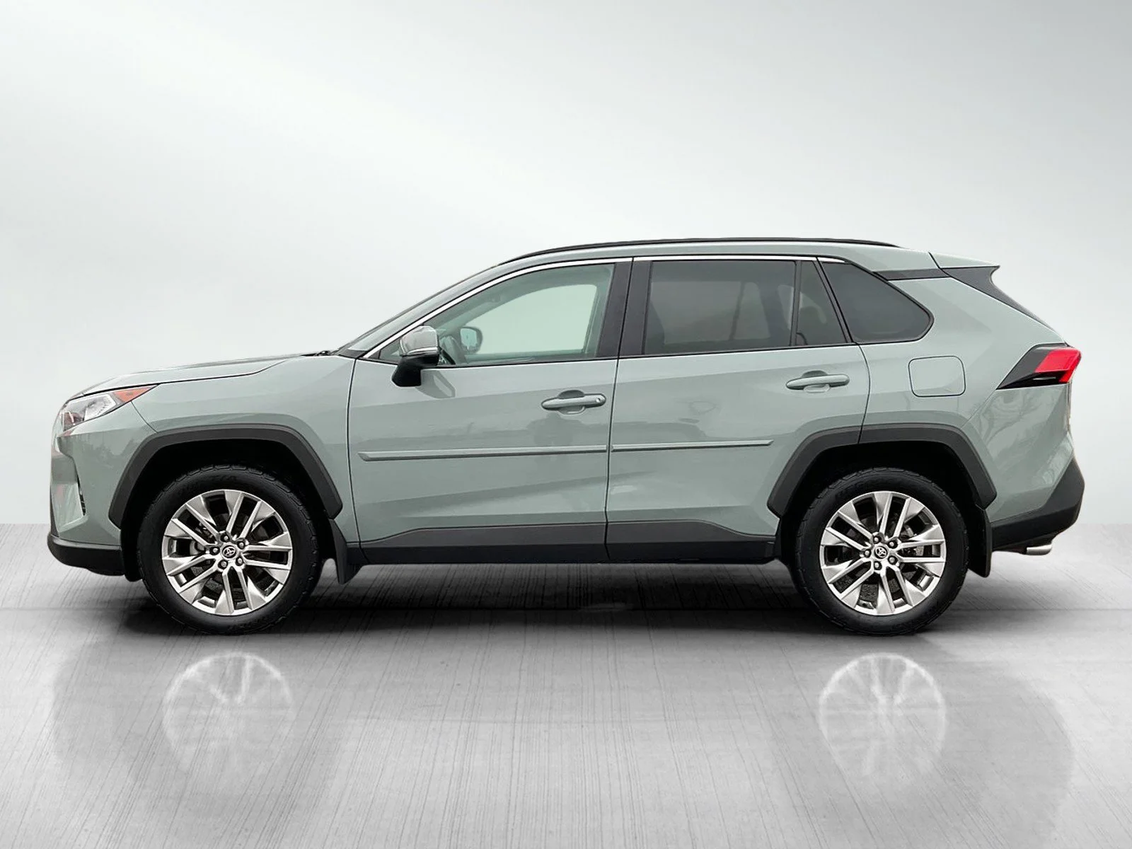Used 2021 Toyota RAV4 XLE Premium with VIN 2T3A1RFV4MW226262 for sale in Brainerd, Minnesota