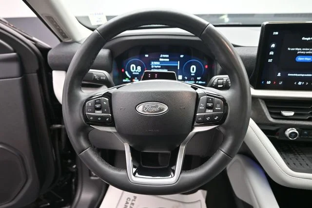 Used 2025 Black Metallic Ford Platinum image 15