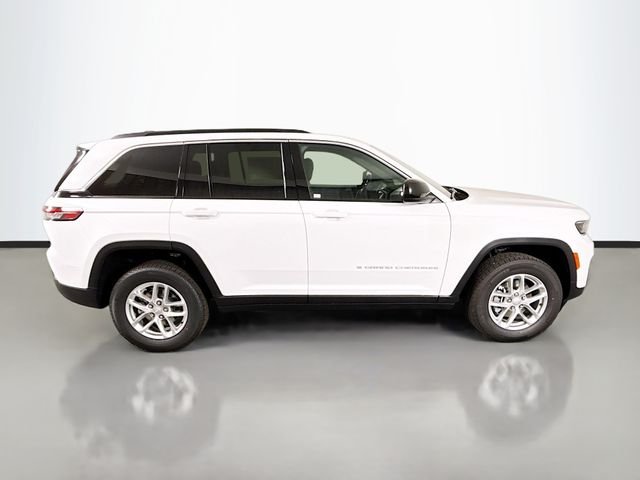 New 2026 Bright White Clear-Coat Exterior Paint Jeep Laredo X image 8
