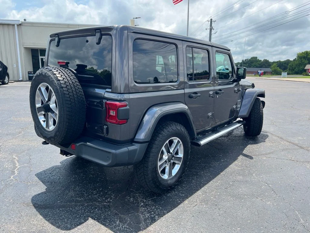 Used 2018 Granite Crystal Clearcoat Metallic Jeep Unlimited Sahara image 3