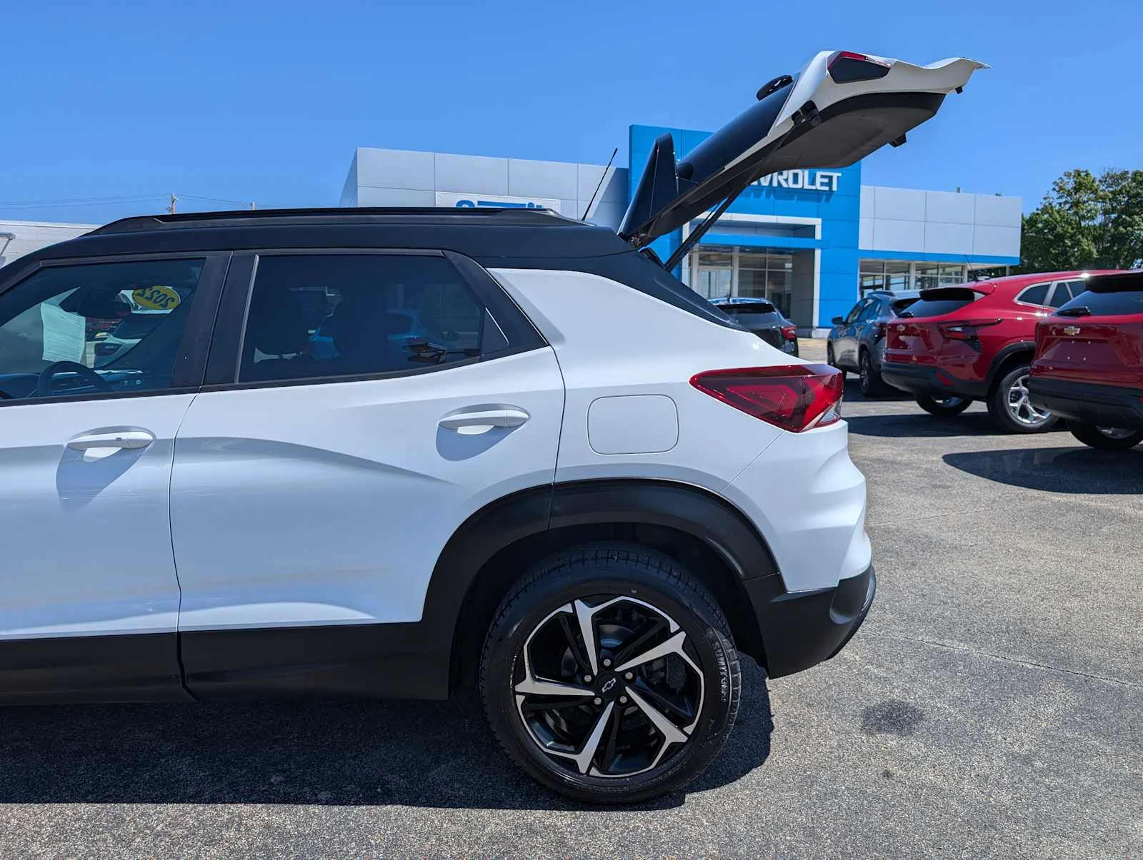 Used 2022 SUMMIT WHITE Chevrolet RS image 12