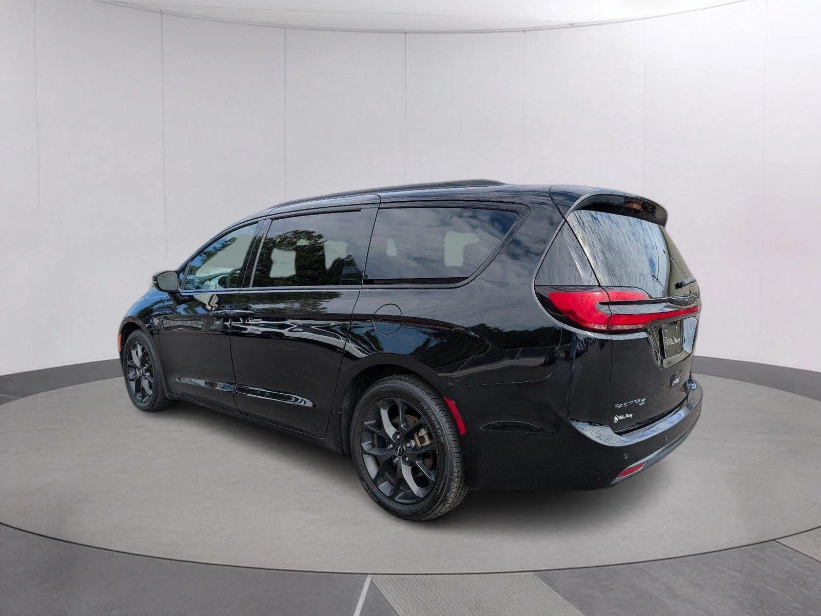 Used 2025 Diamond Black Crystal Pearlcoat Chrysler Limited image 5