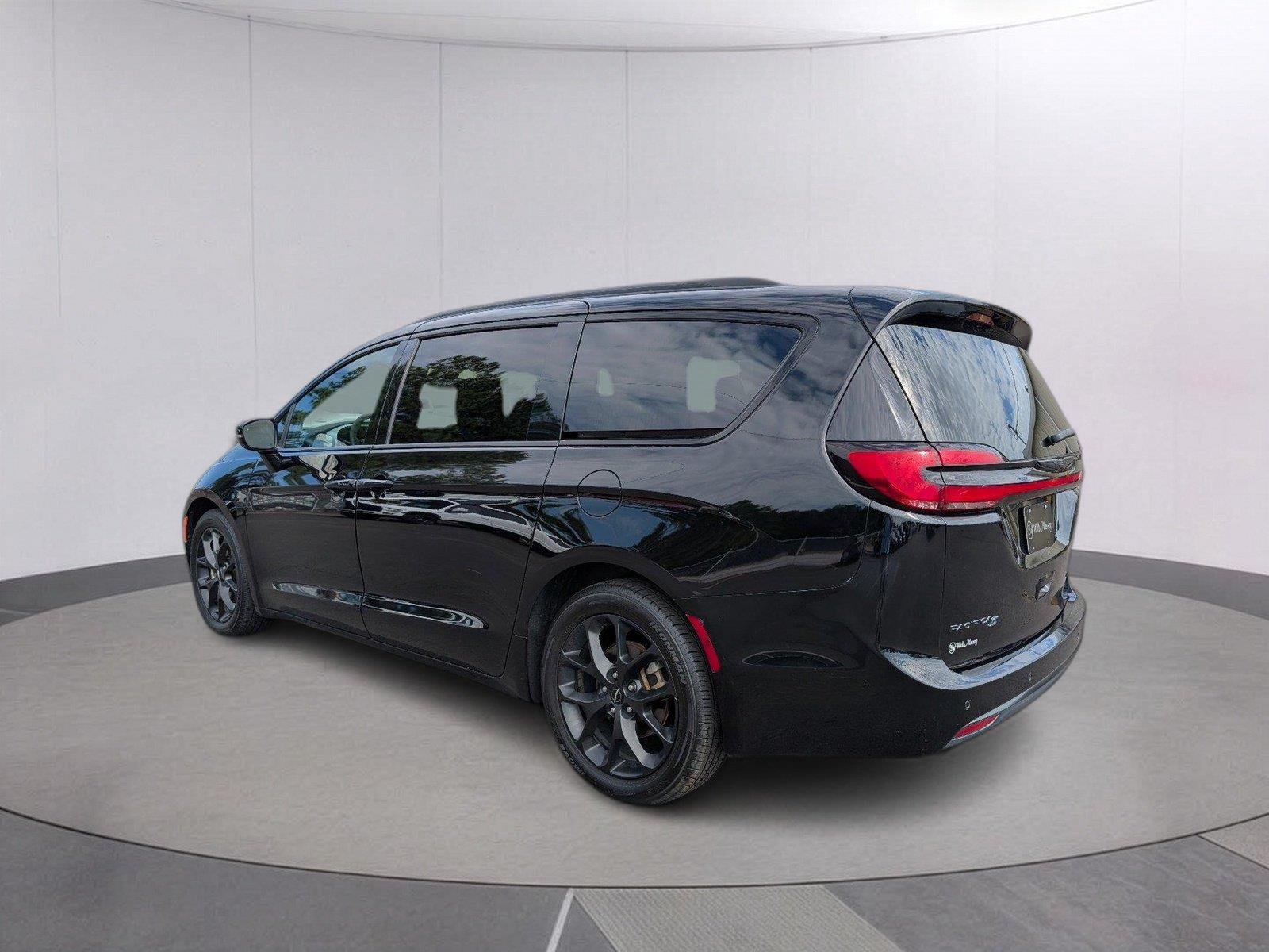 Used 2025 Diamond Black Crystal Pearlcoat Chrysler Limited image 5