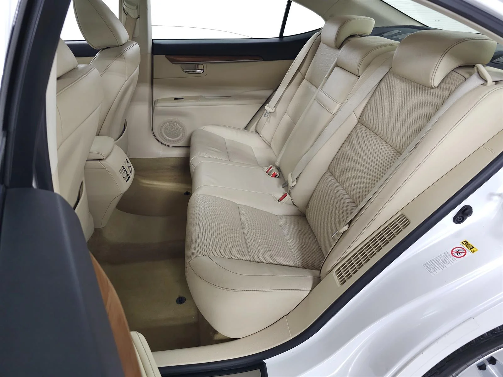 Used 2014 White Lexus  image 29