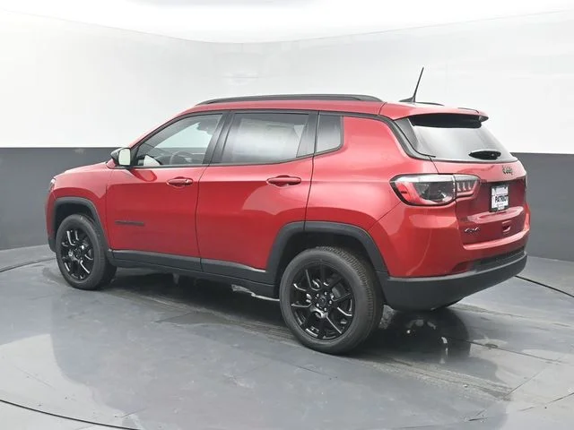 New 2026 Red Hot Pearl-Coat Exterior Paint Jeep Latitude image 3