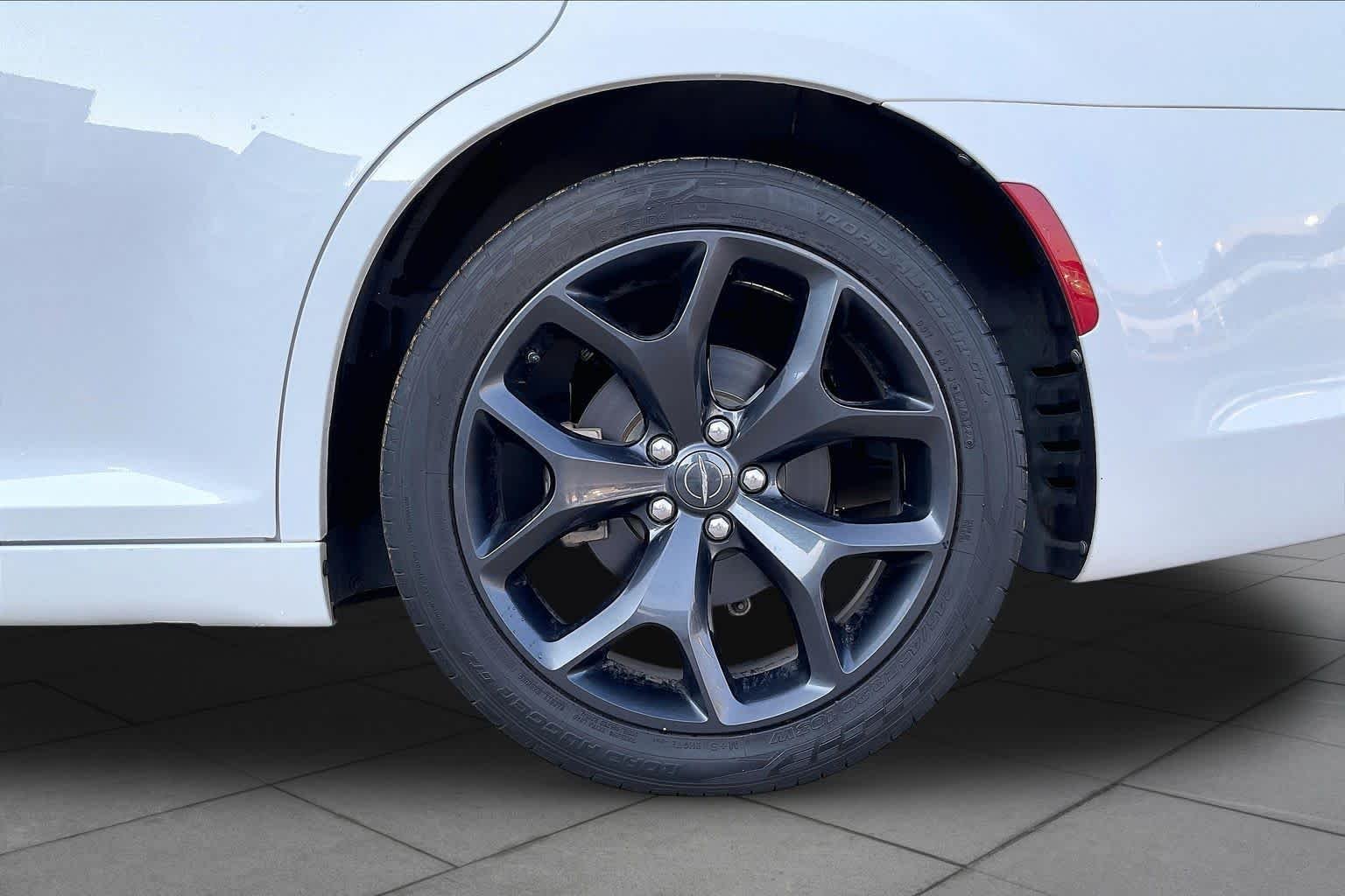 Used 2021 Bright White Clearcoat Chrysler Touring image 10