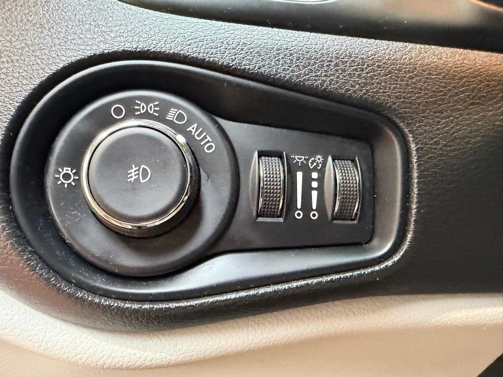 Used 2022 White Jeep Limited image 21