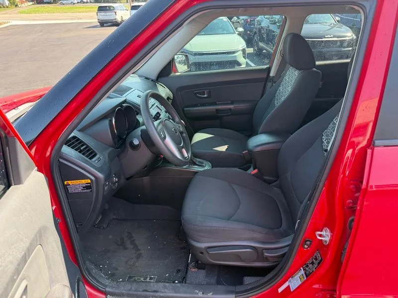 Used 2011 Red Kia Plus image 9
