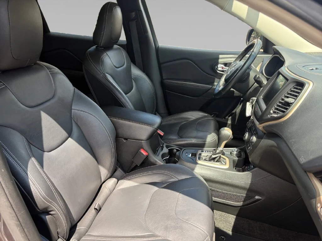 Used 2015 Gray Jeep Latitude image 17