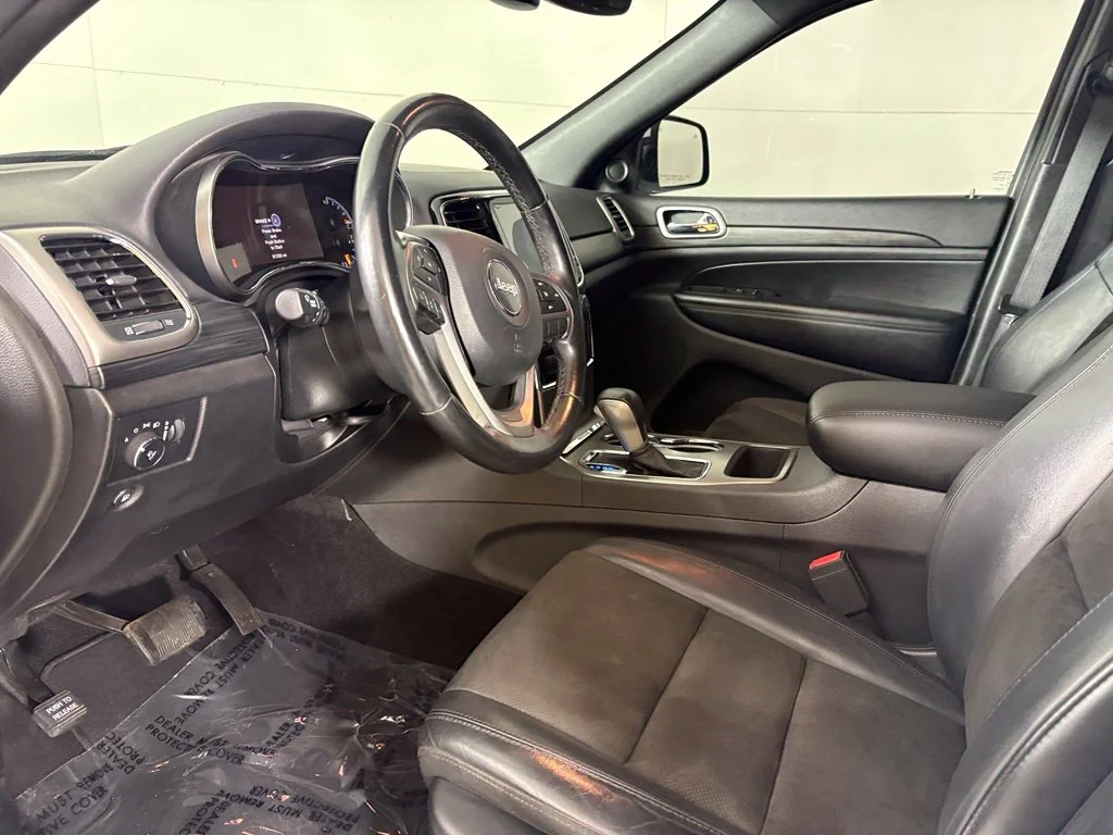 Used 2019 White Jeep Altitude image 22