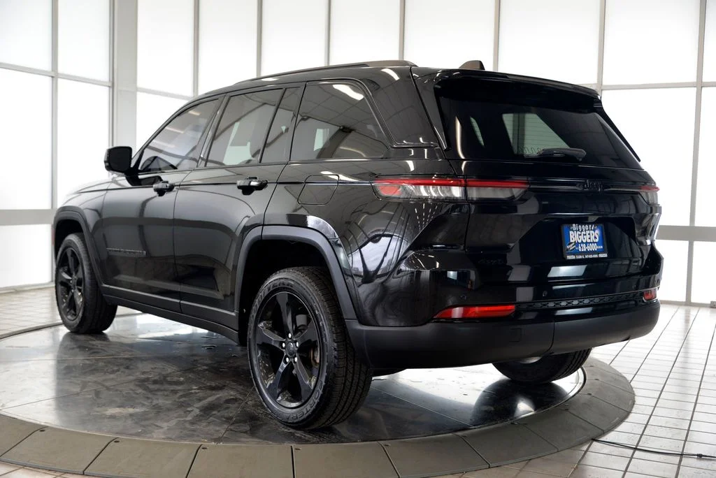 Used 2023 Black Jeep Altitude X image 6
