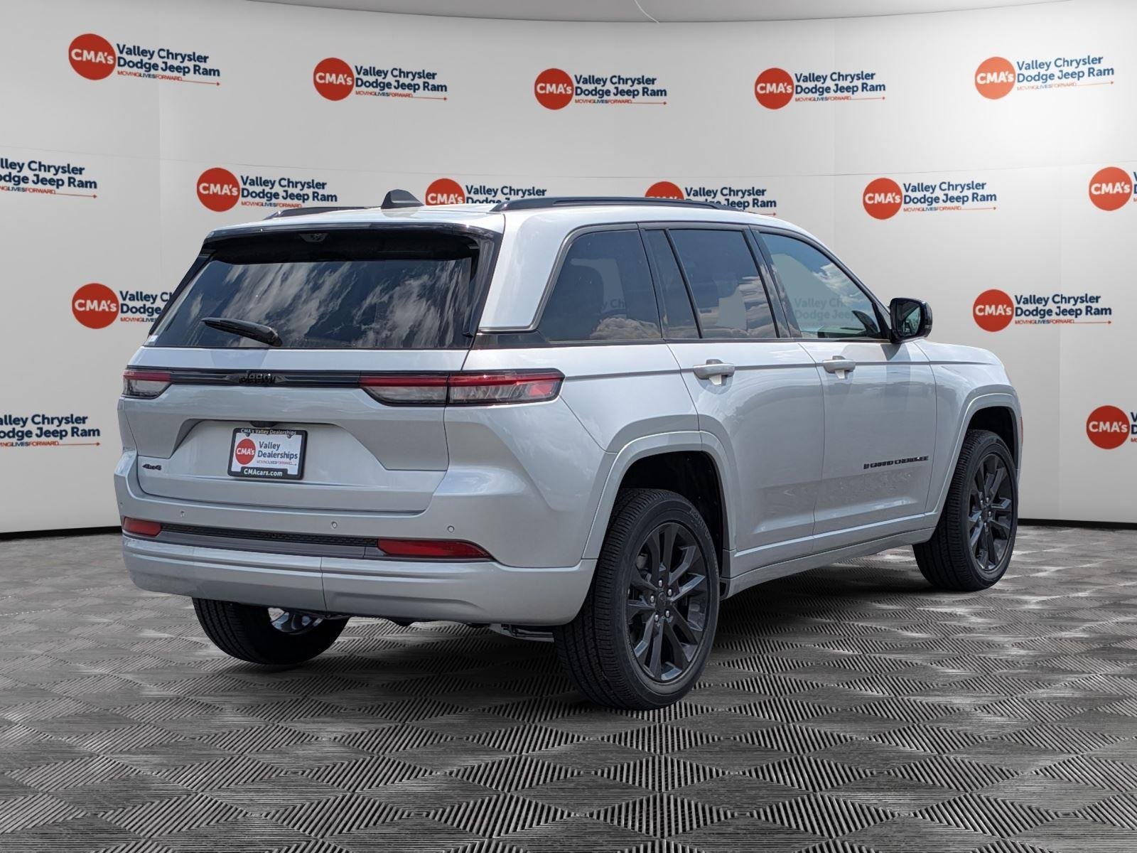 New 2026 Silver Zynith Exterior Paint Jeep Limited Reserve image 5
