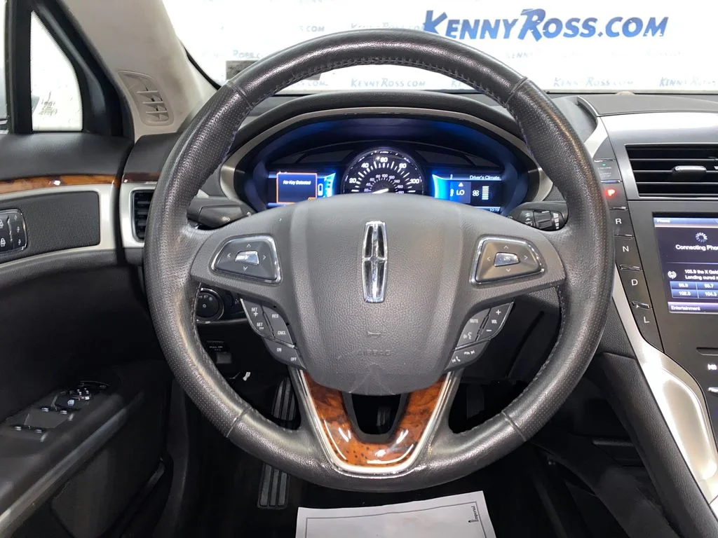 Used 2014 Silver Lincoln Base image 23
