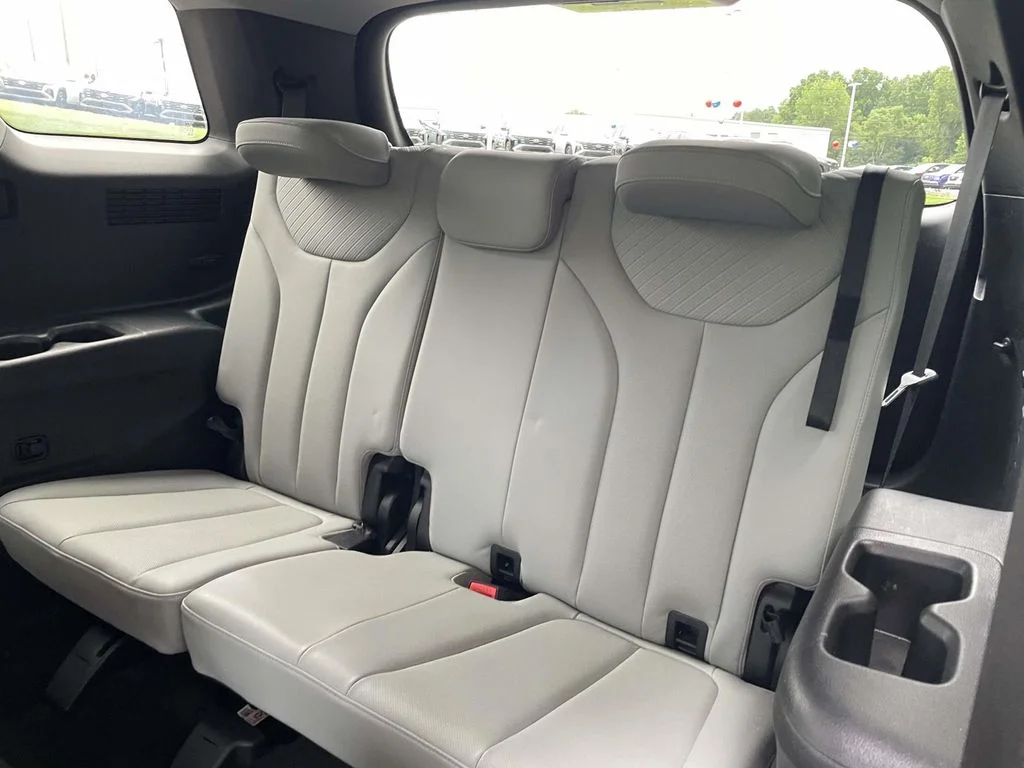 Used 2025 Black Hyundai SEL image 12
