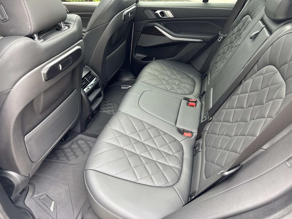 Used 2024 White BMW xDrive40i image 15