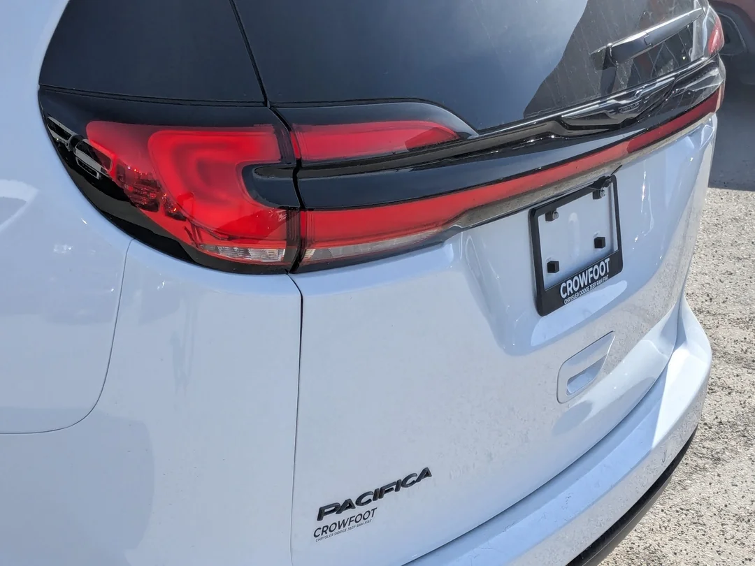 New 2026 White Chrysler Select - - FWD - 360 Camera - FAV Edition - Power Liftgate - Remote Start & More! image 11