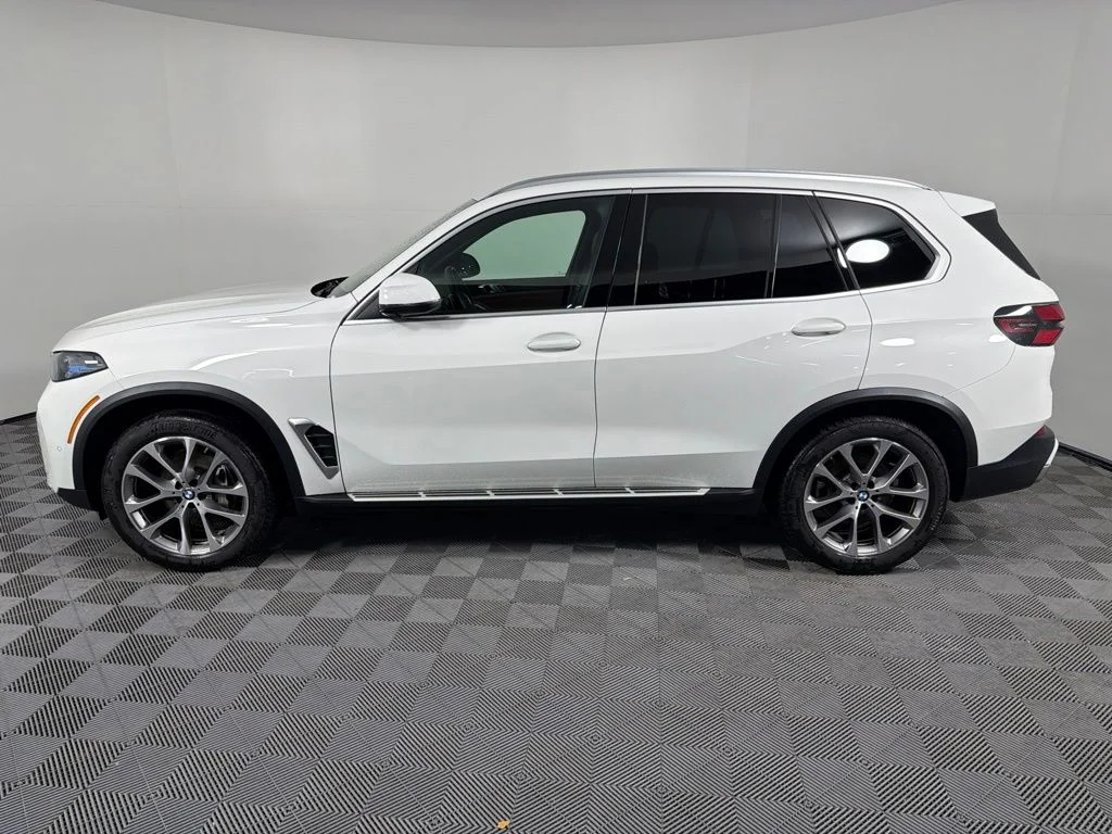 Certified Used 2026 Alpine White BMW xDrive40i image 8