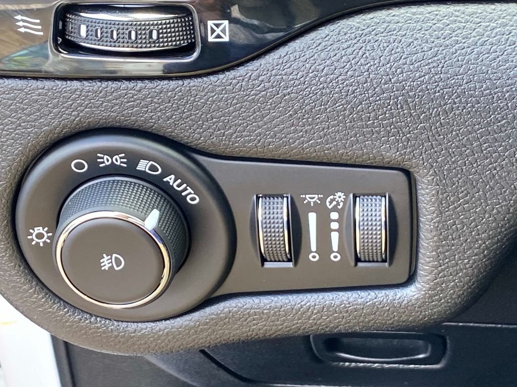 Used 2020 White Jeep Latitude Plus image 22