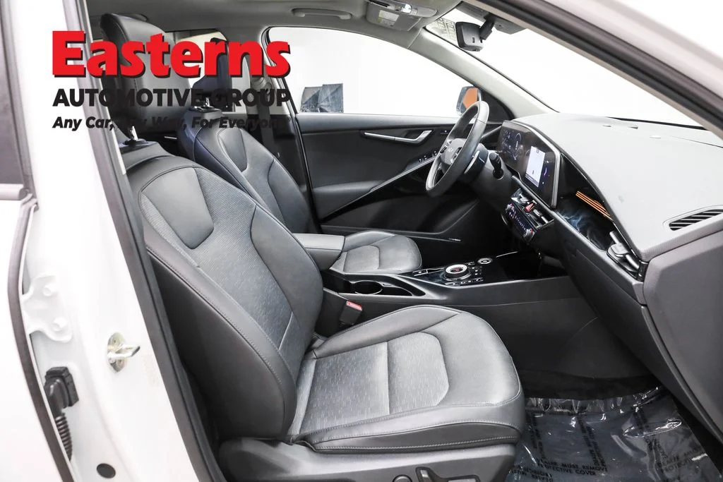 Used 2023 White Kia Wave image 25