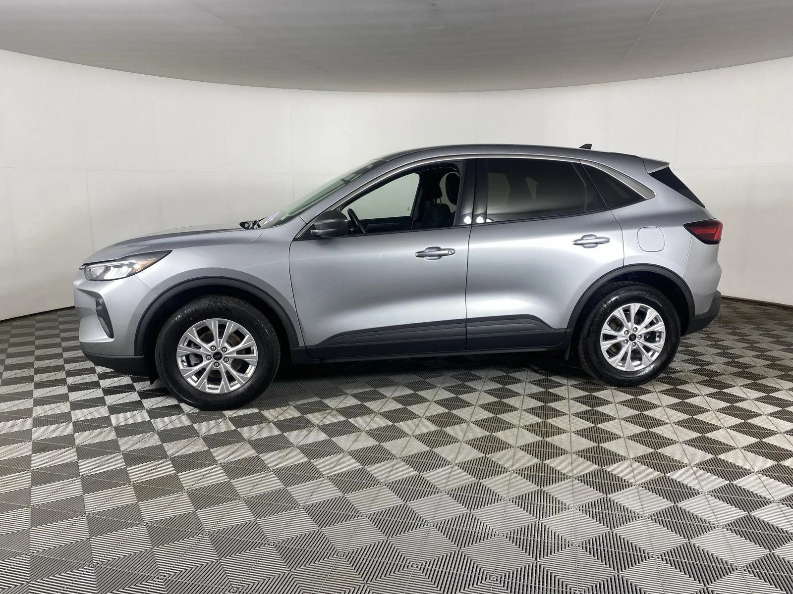 Used 2023 Iconic Silver Ford Active image 4