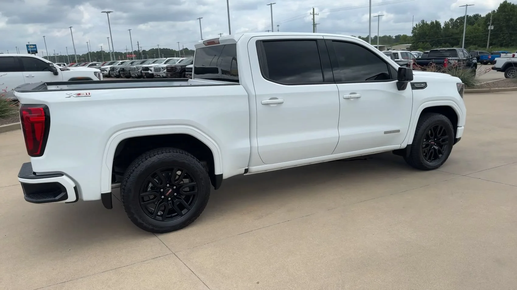 Used 2025 Summit White GMC Elevation image 9