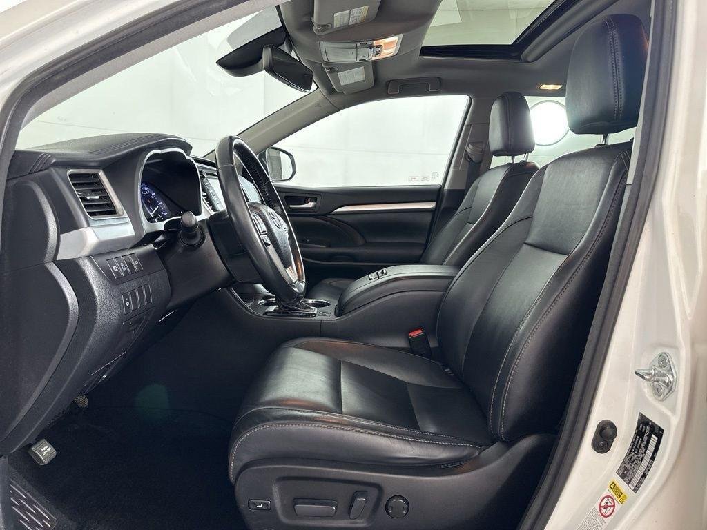 Used 2017 Blizzard Pearl Toyota XLE image 13