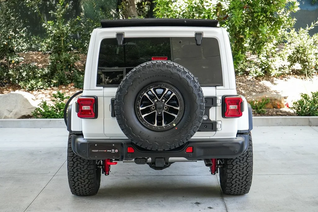 New 2026 Bright White Clear-Coat Exterior Paint Jeep Rubicon X image 5
