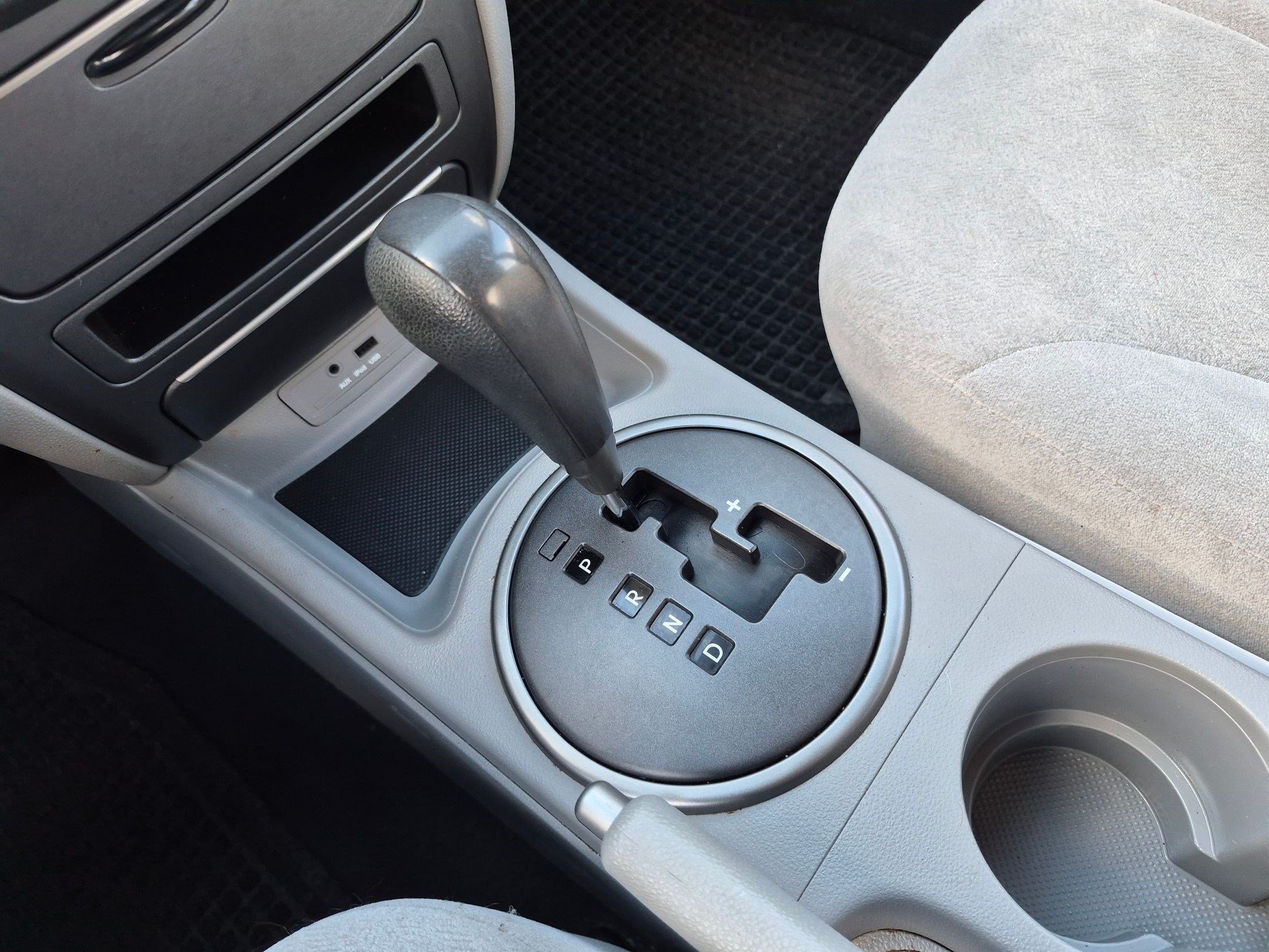 Used 2010 White Kia LX image 24