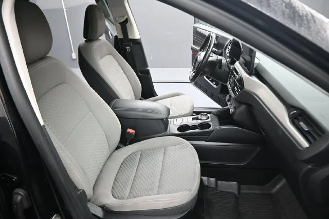 Used 2021 Black Ford SE image 14