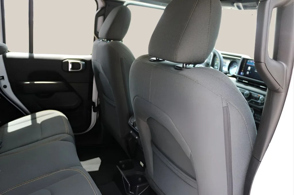 Used 2025 White Jeep Sahara image 18