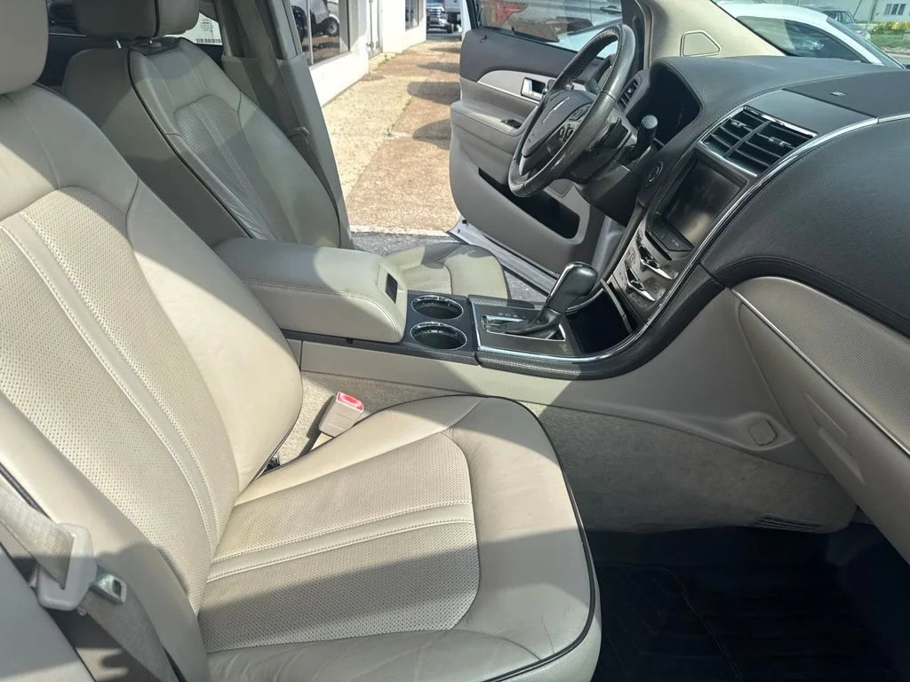 Used 2015 White Lincoln Base image 36