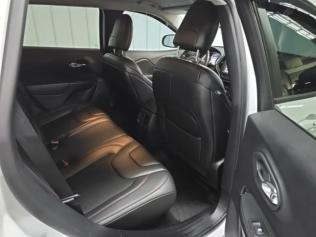 Used 2019 White Jeep Trailhawk image 21