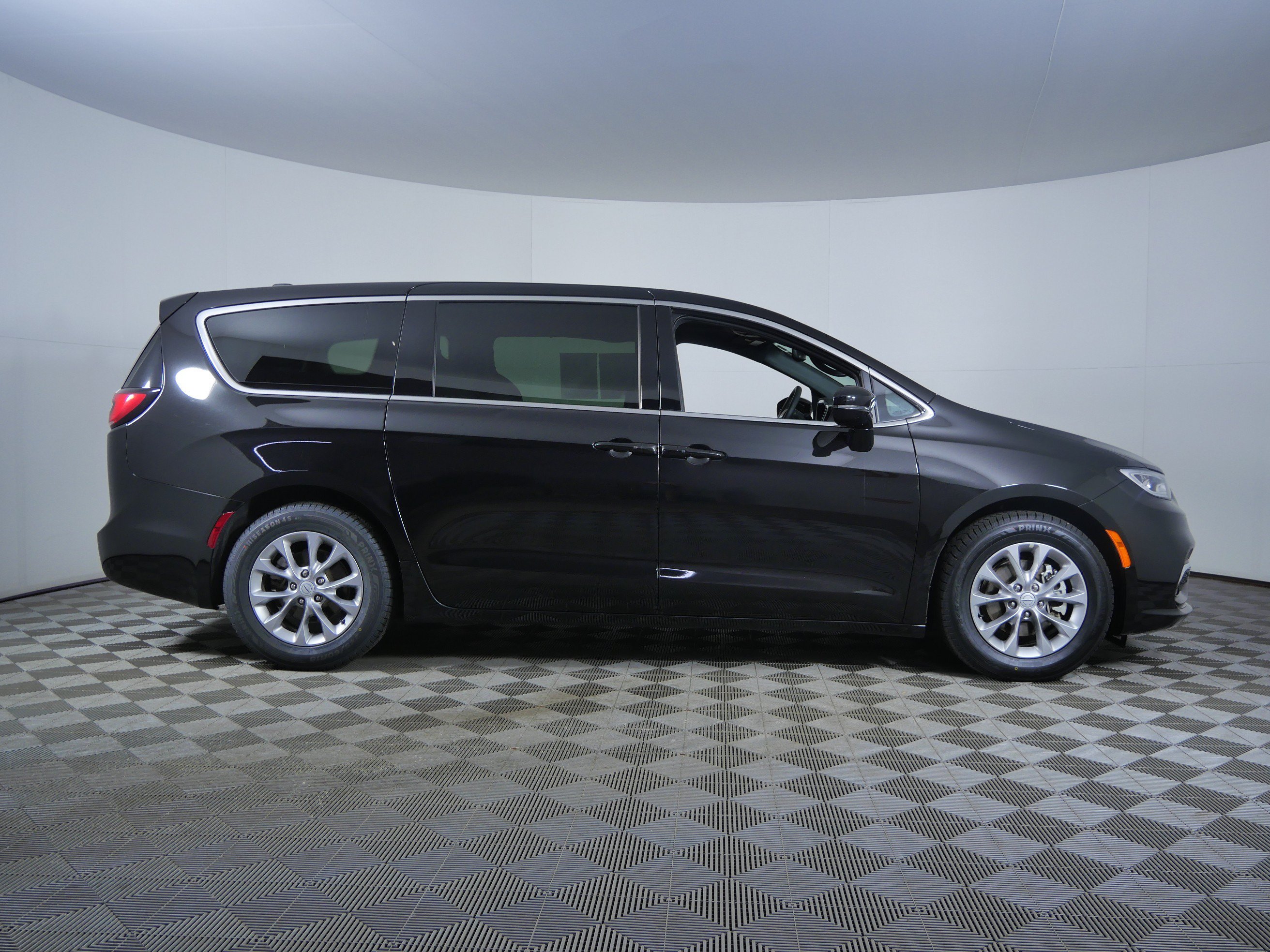 Used 2026 Diamond Black Crystal Pearlcoat Chrysler Limited image 8