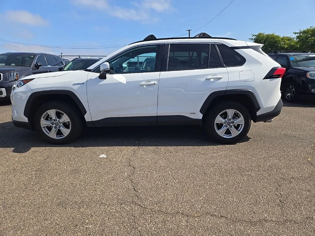 Used 2020 White Toyota XLE image 5