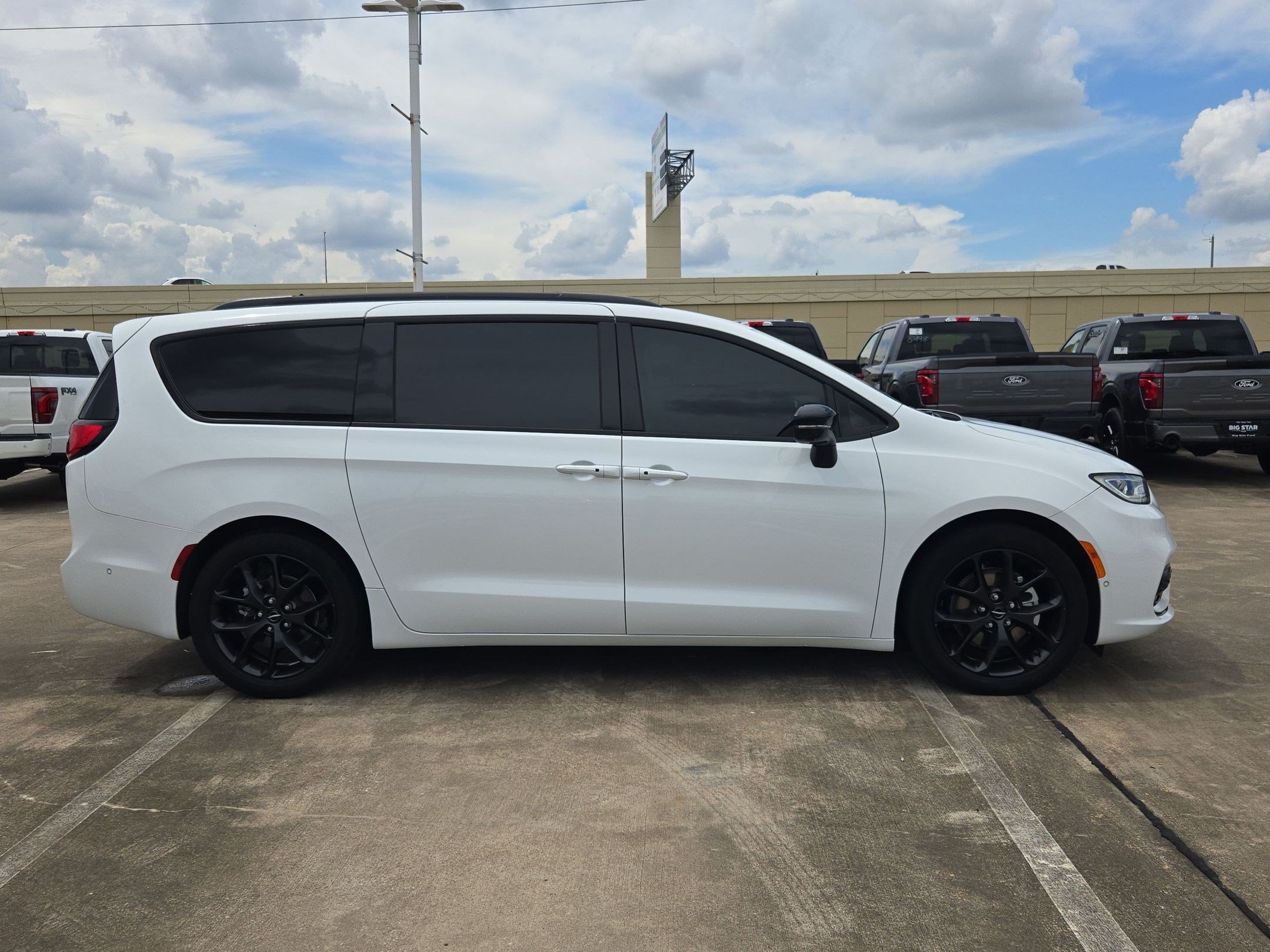 Used 2024 Bright White Clearcoat Chrysler Limited image 2